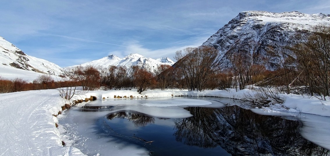 petit lac pris par le gel