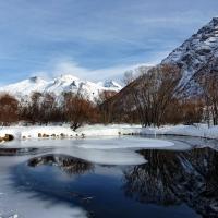 petit lac pris par le gel