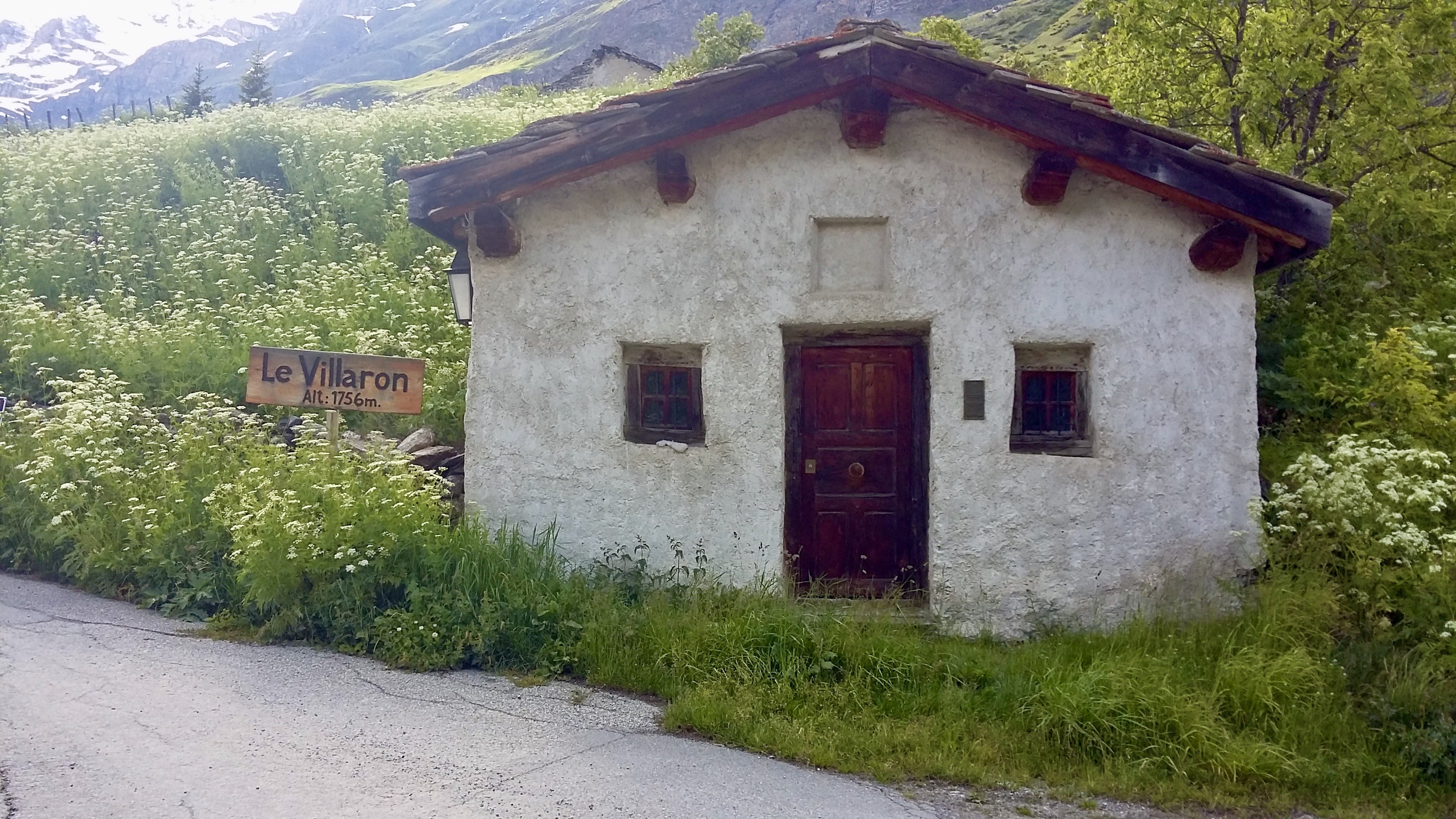 chapelle Saint Bernard au pied du village...