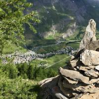 cairn et vue de Bessans